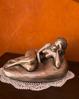 Scultura nudo di donna Brumal