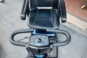 MOTORINO PER ANZIANI INVACARE LEO