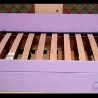 Lettino in legno rosa fucsia con lettino estraibil