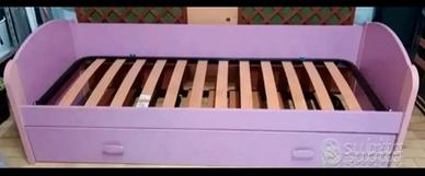 Lettino in legno rosa fucsia con lettino estraibil