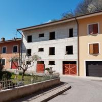 Casa terra-cielo con giardino e terrazza