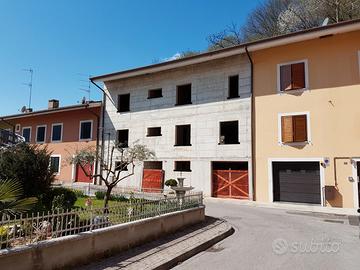 Casa terra-cielo con giardino e terrazza