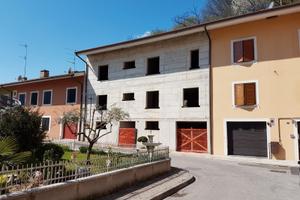 Casa terra-cielo con giardino e terrazza