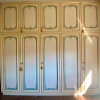 Armadio in legno massello dipinto a mano