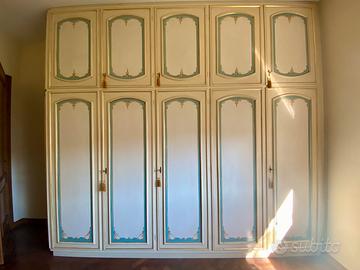 Armadio in legno massello dipinto a mano