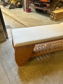 Lettino in legno per relax e massaggi