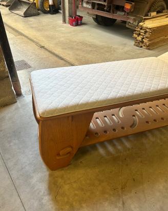Lettino in legno per relax e massaggi