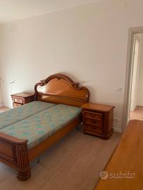 Letto matrimoniale con due comodini
