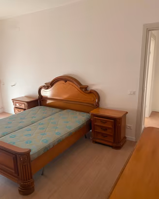 Letto matrimoniale con due comodini