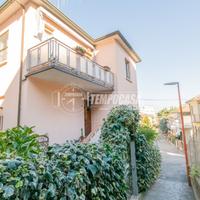 CASA INDIPENDENTE SU DUE PIANI CON CORTE ESTERNA