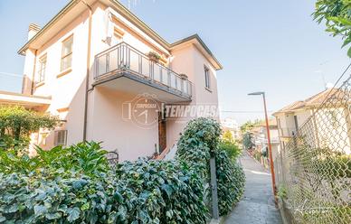 CASA INDIPENDENTE SU DUE PIANI CON CORTE ESTERNA