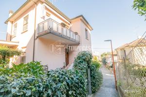 CASA INDIPENDENTE SU DUE PIANI CON CORTE ESTERNA