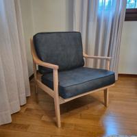 Poltrona in legno massello chiaro con cuscini in e