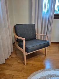 Poltrona in legno massello chiaro con cuscini in e