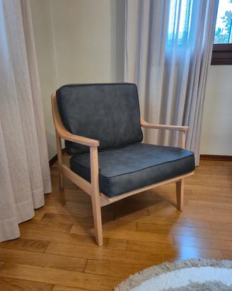 Poltrona in legno massello chiaro con cuscini in e
