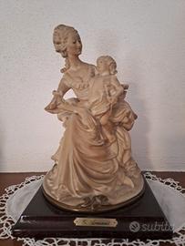 "Madre con bambino" di Giuseppe Armani