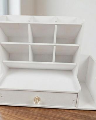 Organizzatore con cassetti da scrivania.