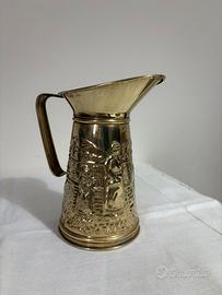 Bricco o brocca vintage in ottone sbalzato inglese