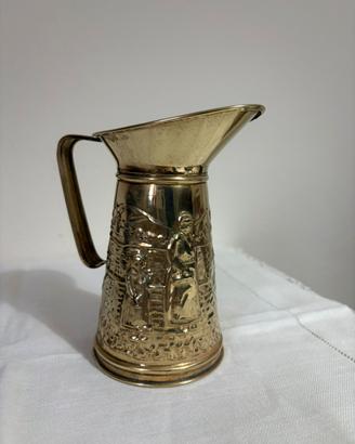 Bricco o brocca vintage in ottone sbalzato inglese