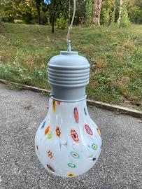 Lampadario a forma di maxi lampadina