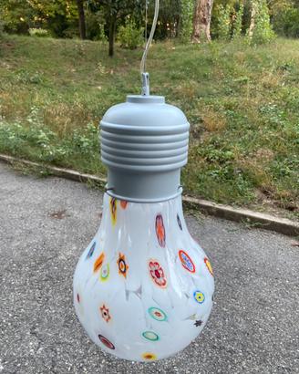 Lampadario a forma di maxi lampadina