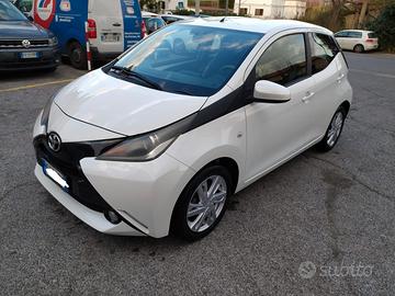 Toyota Aygo 1.0 x-play del mese