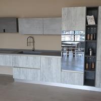 Cucina moderna completa con gola e soggiorno