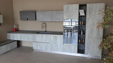 Cucina moderna completa con gola e soggiorno