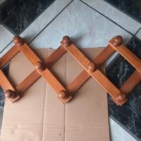 Appendiabiti da parete a fisarmonica in legno.