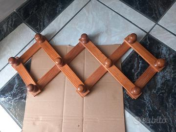 Appendiabiti da parete a fisarmonica in legno.