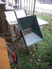 Vecchia diraspatrice uva manuale