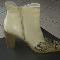 Stivaletti beige, con punta e tallone pitonati, nu