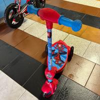 Monopattino elettrico spara bolle di sapone