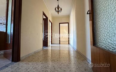 Trilocale da rimodernare con box auto.