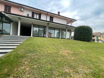 Negozio con quattro vetrine e ampio magazzino