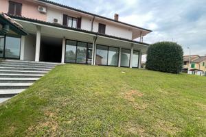 Negozio con quattro vetrine e ampio magazzino