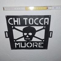 Targa in metallo " CHI TOCCA MUORE" anni 60