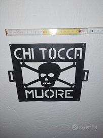 Targa in metallo " CHI TOCCA MUORE" anni 60