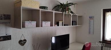 Scrivania e cubi 