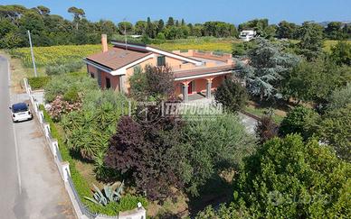 Villa recente con parco!