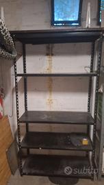 2 scaffali  1 nero 1 zincato smontati 10 eu x 1 pz