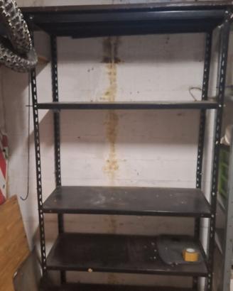 2 scaffali  1 nero 1 zincato smontati 10 eu x 1 pz