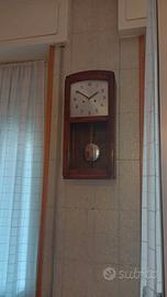 Orologio a pendolo in legno