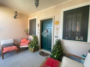 VILLA A SCHIERA CENTRALE A MARINO