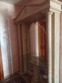 Colonne con specchiera in travertino