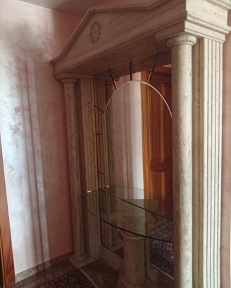 Colonne con specchiera in travertino