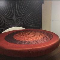 Letto matrimoniale rotondo (sollevato)