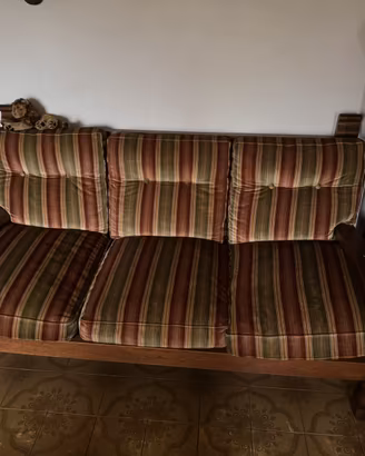 Salotto con divano, due poltrone e tavolino
