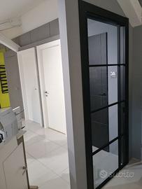 Porta in vetro 80x210 telaio nero vetro grey trasp