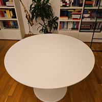 Tavolo tipo Tulip di Eero Saarinen Knoll